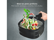 Charger l&#39;image dans la galerie, Un wok noir rempli de nouilles, poivrons et haricots verts tenu par une main. Le texte en haut dit &#39;Wok tes plats préférés&#39;.
