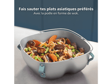 Charger l&#39;image dans la galerie, Un wok rempli de plats asiatiques, avec nouilles, légumes et viande. Le wok est gris avec des poignées bleues, sur fond bleu et blanc.

