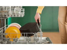 Charger l&#39;image dans la galerie, Une main place un panier de friteuse à air noire dans un panier de lave-vaisselle.

