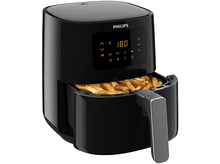 Charger l&#39;image dans la galerie, Friteuse à air noire avec des frites à l&#39;intérieur du panier.
