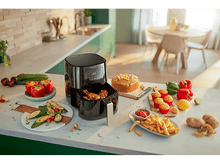 Charger l&#39;image dans la galerie, Un airfryer avec du poulet, divers aliments et ingrédients comme des poivrons, des courgettes et des pommes de terre.

