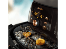 Charger l&#39;image dans la galerie, Friteuse à air Philips avec du poisson et des tranches de citron, affichant la température.

