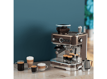 Charger l&#39;image dans la galerie, Machine à expresso avec tasses à café et grains. Machine marron, 3 shots d&#39;espresso, pichet à lait sur marbre.
