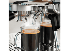 Charger l&#39;image dans la galerie, Machine à expresso distribuant du café dans une tasse en verre.
