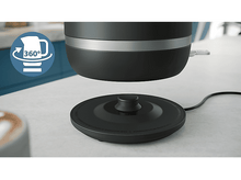 Charger l&#39;image dans la galerie, Bouilloire électrique noire sur socle noir. Symbole 360° visible. Arrière-plan clair.
