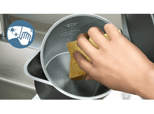 Charger l&#39;image dans la galerie, Une personne nettoie l&#39;intérieur d&#39;une bouilloire avec une éponge. Une main tient l&#39;éponge.
