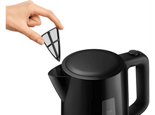Charger l&#39;image dans la galerie, Personne retirant le filtre d&#39;une bouilloire électrique noire.
