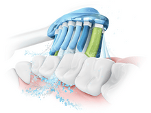 Charger l&#39;image dans la galerie, Gros plan sur des dents nettoyées avec une brosse à dents. Jet d&#39;eau et dents blanches.
