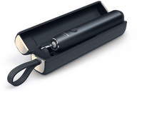 Charger l&#39;image dans la galerie, Brosse à dents électrique bleu foncé avec étui sur fond blanc. L&#39;étui est ouvert.
