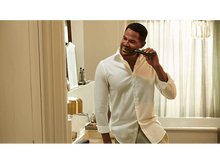 Charger l&#39;image dans la galerie, Homme se brossant les dents dans la salle de bain, chemise blanche, brosse à dents électrique.
