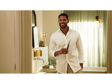 Charger l&#39;image dans la galerie, Homme en chemise blanche tient une brosse à dents électrique dans la salle de bain, souriant.
