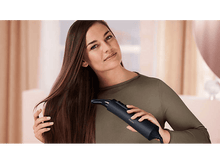 Charger l&#39;image dans la galerie, Une femme aux longs cheveux utilise un sèche-cheveux noir devant une fenêtre.
