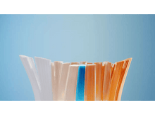 Charger l&#39;image dans la galerie, Gros plan sur les poils de brosse à dents avec des couleurs bleues et oranges.
