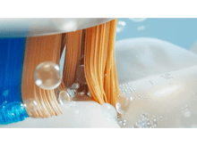 Charger l&#39;image dans la galerie, Gros plan sur les poils de brosse à dents et le dentifrice. Bulles autour des poils.
