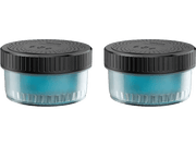 Deux recharges cylindriques de purificateur d'air avec des couvercles noirs et du liquide bleu à l'intérieur.