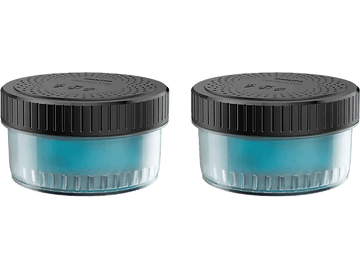 Deux recharges cylindriques de purificateur d'air avec des couvercles noirs et du liquide bleu à l'intérieur.