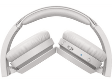Charger l&#39;image dans la galerie, Écouteurs blancs, pliés, sur fond blanc.
