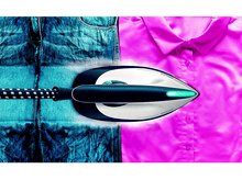 Charger l'image dans la galerie, Un fer à vapeur sur un jean bleu et une chemise rose.
