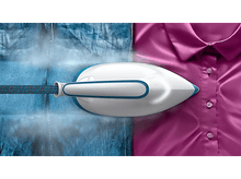 Charger l&#39;image dans la galerie, Table à repasser avec fer à vapeur, repassant un jean bleu et une chemise rose.
