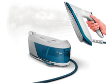 Charger l&#39;image dans la galerie, Un fer à repasser blanc et bleu sarcelle avec une main qui le tient. Une base blanche est connectée.
