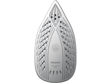 Charger l&#39;image dans la galerie, Gros plan sur la semelle d&#39;un fer blanc et gris. Comporte des orifices vapeur et le logo Philips.
