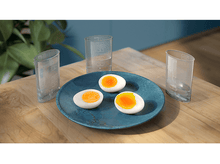 Charger l&#39;image dans la galerie, Trois moitiés d&#39;œufs sur une assiette bleue, avec trois verres mesureurs.
