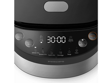 Charger l&#39;image dans la galerie, Un cuiseur de riz noir avec un affichage numérique indiquant l&#39;heure et les options du menu.
