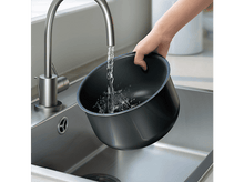 Charger l&#39;image dans la galerie, La main d&#39;une personne remplissant une casserole gris foncé d&#39;eau d&#39;un robinet argenté.
