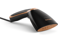 Charger l&#39;image dans la galerie, Vapeur Philips Steam&amp;Go Plus noire et cuivre, vue en angle, fond blanc.
