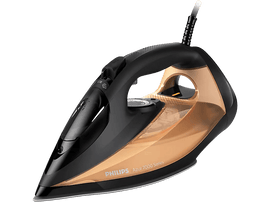 Fer à repasser noir et or sur fond noir. Le fer a un réservoir d