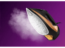 Charger l&#39;image dans la galerie, Fer à repasser, noir et doré, avec de la vapeur sortant de l&#39;avant, sur fond violet.
