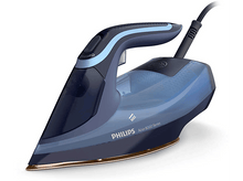 Charger l&#39;image dans la galerie, Fer à repasser Philips bleu et noir, vue en angle. Poignée, réservoir d&#39;eau et base visibles.
