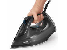 Charger l'image dans la galerie, Une personne tenant un fer à repasser gris foncé, montrant la série Philips 3000.
