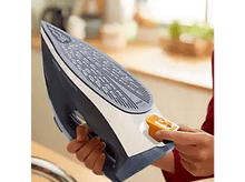 Charger l&#39;image dans la galerie, Fer à repasser tenu, avec bouchon de remplissage d&#39;eau jaune. Gris et blanc.
