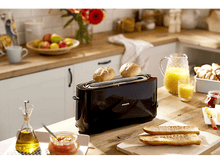 Charger l&#39;image dans la galerie, Grille-pain noir avec deux tranches de pain grillé et une table garnie d&#39;aliments.
