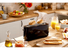 Charger l&#39;image dans la galerie, Scène de cuisine avec grille-pain Philips noir, pain grillé et divers aliments.
