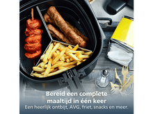 Charger l&#39;image dans la galerie, Une friteuse à air avec brochettes de poulet, saucisses et frites. Un porte-serviettes jaune, une salière et des couverts en bois sur le côté.
