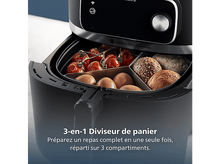 Charger l&#39;image dans la galerie, Un airfryer avec trois compartiments, contenant tomates, œufs et pain. L&#39;appareil est noir, avec affichage numérique et bouton.
