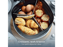 Charger l&#39;image dans la galerie, Le petit-déjeuner contient des œufs, du bacon, des tomates, des croissants et des petits pains dans un récipient noir. La nourriture est sur une planche en bois.
