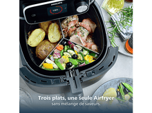 Charger l&#39;image dans la galerie, Un airfryer avec des pommes de terre, de la viande enveloppée de bacon et des légumes. L&#39;écran affiche 180°C. Texte : &#39;Trois plats, un Airfryer&#39;.
