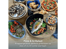 Charger l'image dans la galerie, Table avec pizza, poisson grillé, steak, pâtisseries et tarte aux baies. Le tout disposé sur des planches en bois.
