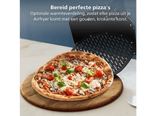 Charger l'image dans la galerie, Pizza sur planche en bois avec tomates et basilic, à côté d'un air fryer. La croûte est dorée.
