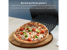 Charger l'image dans la galerie, Pizza aux tomates et au basilic sur une planche en bois, à côté d'un plateau de friteuse à air. Texte en néerlandais et français.
