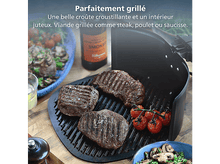 Charger l'image dans la galerie, Steaks grillés et tomates sur un grill. D'autres plats sont dans des bols bleus. Une bouteille d'huile fumée est en arrière-plan.
