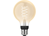 Une ampoule globe Philips Hue. Elle a un filament en spirale et un culot argenté.