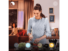 Charger l&#39;image dans la galerie, Une femme dans une cuisine coupe des légumes, une autre femme est à l&#39;arrière-plan.
