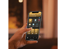 Charger l&#39;image dans la galerie, Une main tenant un téléphone affichant une interface d&#39;application domotique. L&#39;écran est allumé.
