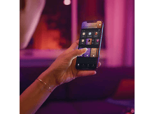 Charger l&#39;image dans la galerie, Une main tenant un smartphone avec une application de contrôle de maison intelligente ouverte.
