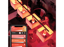 Charger l&#39;image dans la galerie, Configuration de maison intelligente avec des lampes suspendues et un téléphone affichant des commandes.
