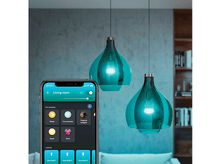 Charger l&#39;image dans la galerie, Deux lampes suspendues de couleur sarcelle avec un smartphone affichant une interface d&#39;application domotique.
